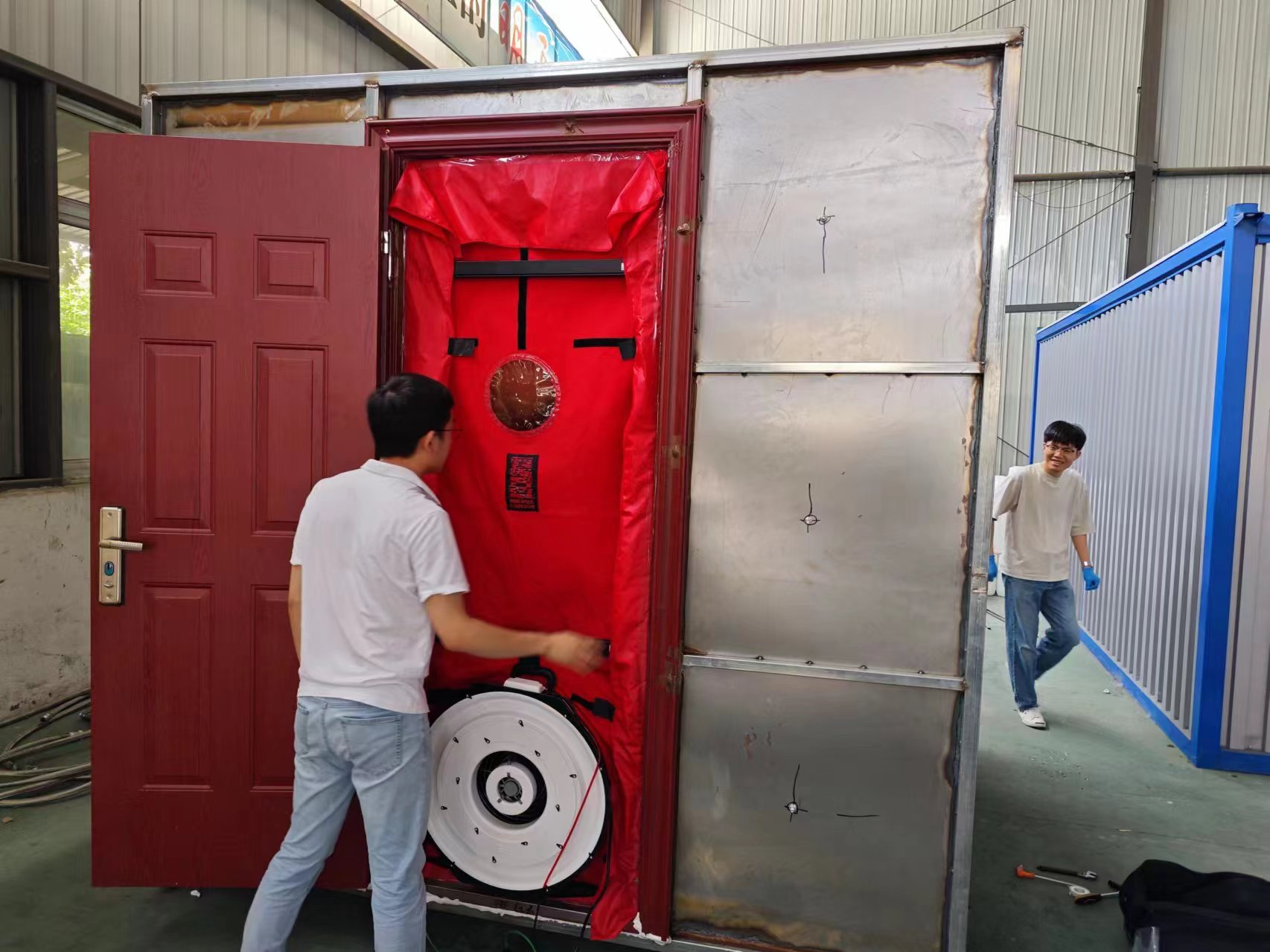 中科大防护区特殊建筑气密性测试01.jpg 防护区实验模型气密性测试