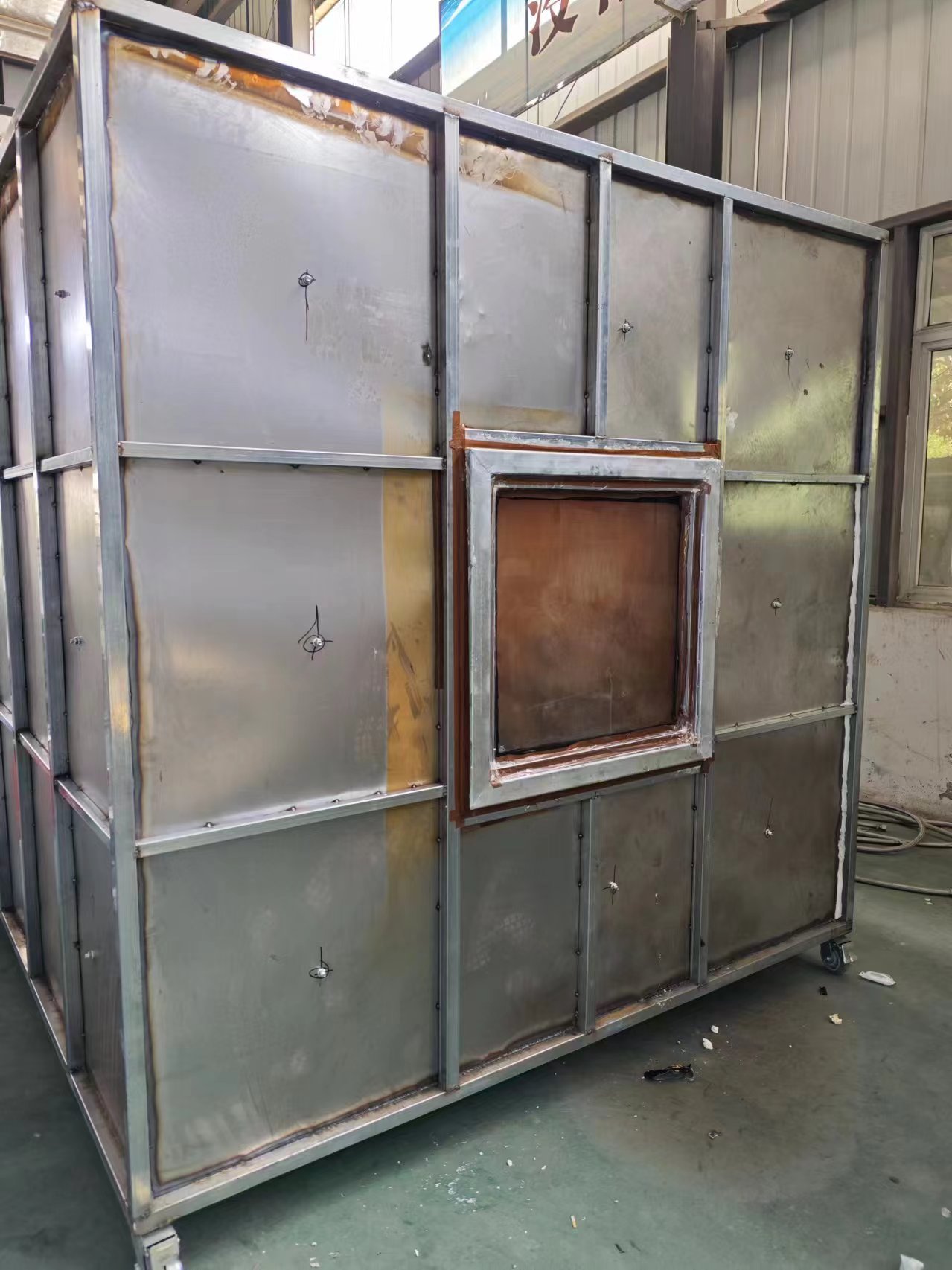 中科大防护区特殊建筑气密性测试02.jpg 防护区实验模型气密性测试
